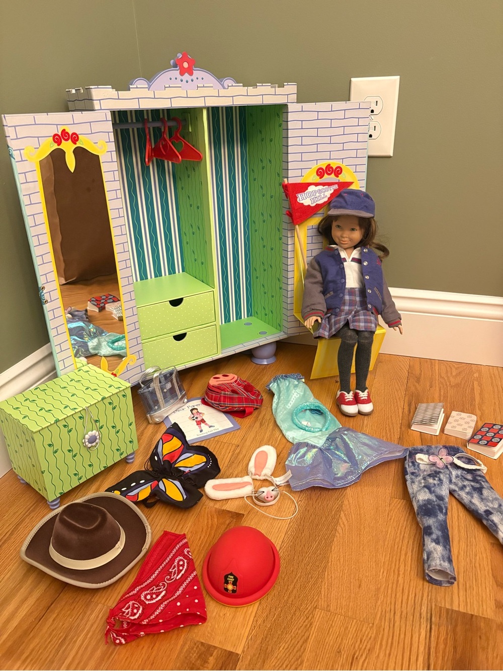 Vintage American Girl Hallie Hopscotch Hill and Dressing Castle & Accessories